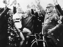 Albert Richter (1912-1940), à la fin dune course, pose ostensiblement le bras sur sa cuisse au lieu de faire le salut nazi lors de la photographie officielle.