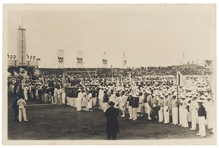 Les délégations d'athlètes réunies dans un stade de Tel Aviv lors des IIe Maccabiades. Palestine mandataire, avril 1935. Carte postale. Coll. Mémorial de la Shoah/CDJC.