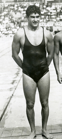 Alfred Nakache, vainqueur du 200 m nage libre au championnat de France. Piscine des tourelles, Paris, 28 août 1938. Coll. Musée national du Sport, Paris.